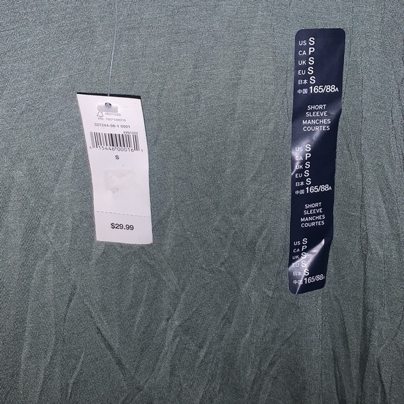 NWT green gap t-shirt! See through back material. - Picture 3 of 5